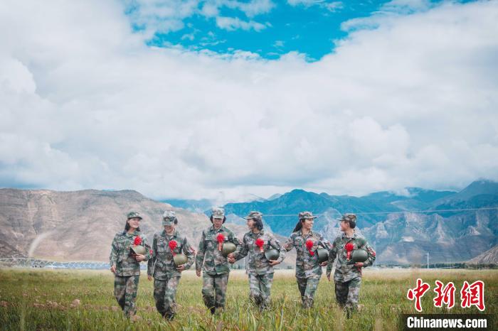 圖為身戴“首跳光榮”大紅花的女兵?！⊥跏鰱| 攝