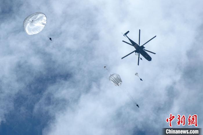 圖為傘降女兵在空中開傘?！⊥跏鰱| 攝