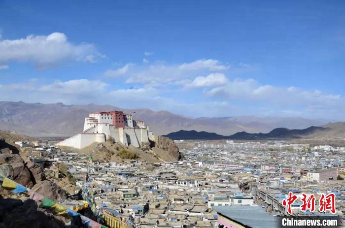 日喀則是“千山之宗，萬水之源”，有著大城市所向往的天然資源。　華東師大供圖