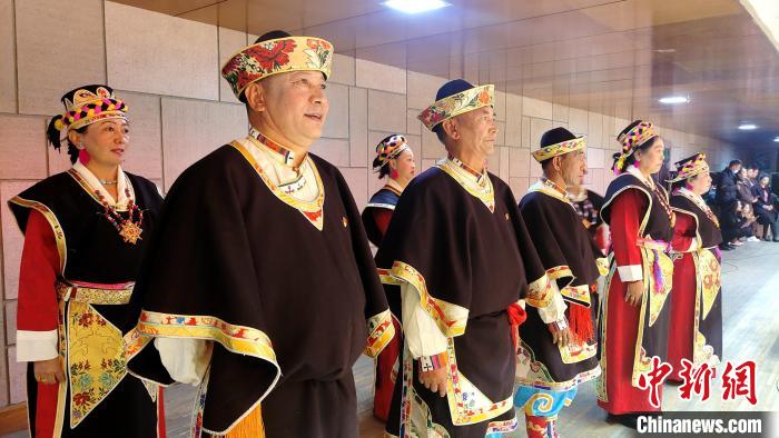 圖為西藏老年舞蹈隊在后臺準備上場?！∝暽＠?攝