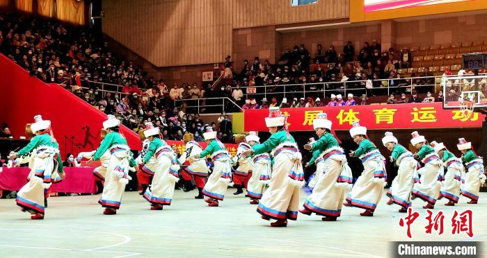 圖為西藏老年舞蹈隊齊跳傳統(tǒng)鍋莊舞?！∝暽＠?攝