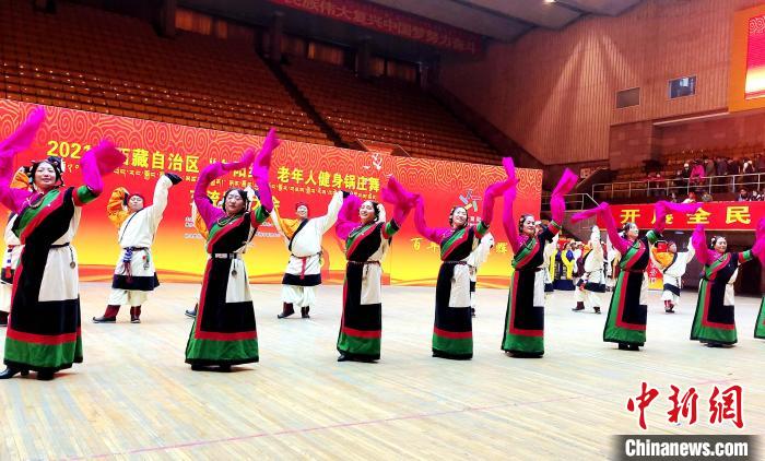 圖為西藏老年舞蹈隊齊跳傳統(tǒng)鍋莊舞。　貢桑拉姆 攝