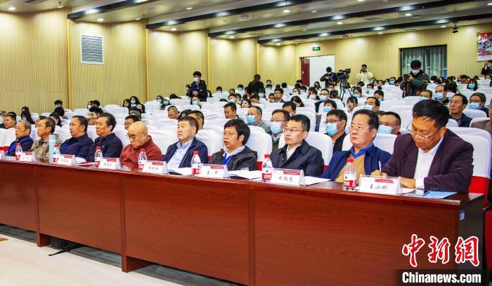圖為與會(huì)專家學(xué)者聽會(huì)?！钪覍?攝
