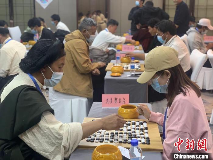 圖為參賽選手正在進(jìn)行藏棋對(duì)弈。　謝牧 攝