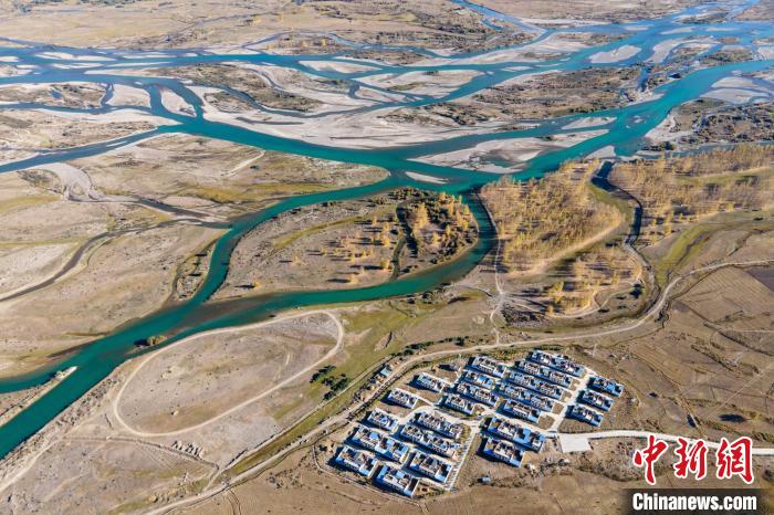 圖為10月16日，航拍高原河流拉薩河辮狀水系和河畔村莊，一派和諧景象。　江飛波 攝