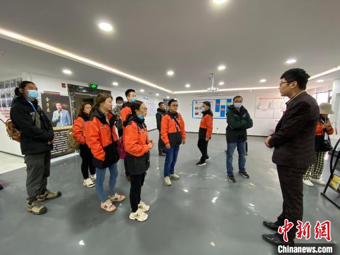 圖為2021瀾湄萬里行中外媒體在昌都新區(qū)采訪?！±罱瓕?攝