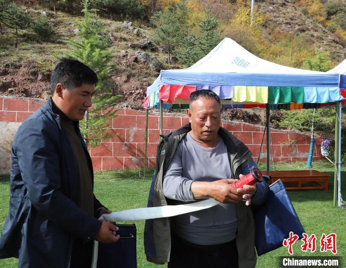 圖為護(hù)林員操作體驗(yàn)滅火裝備?！〔际猩窒乐ш?duì) 供圖