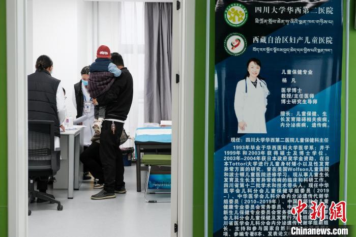 圖為四川大學(xué)華西第二醫(yī)院專(zhuān)家接診?！〗w波 攝