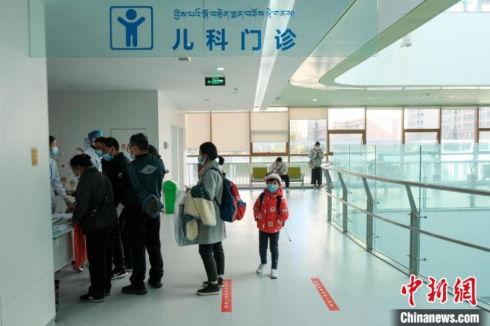 圖為兒科義診接診現(xiàn)場(chǎng)?！〗w波 攝