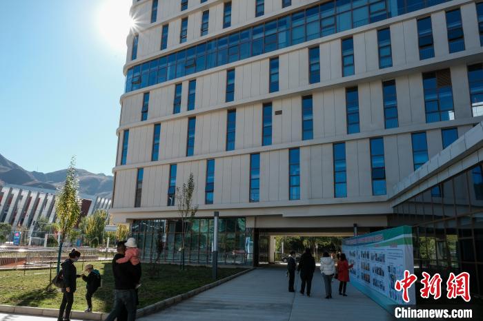 因疫情防控需要，此次義診活動(dòng)進(jìn)行了人數(shù)限定。圖為西藏民眾帶著孩子到醫(yī)院就診?！〗w波 攝