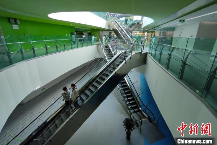 圖為西藏自治區(qū)婦產(chǎn)兒童醫(yī)院內(nèi)景?！〗w波 攝