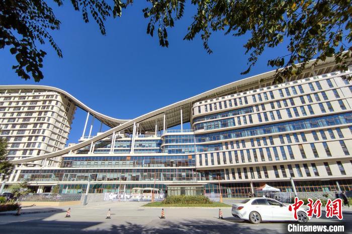 圖為西藏自治區(qū)婦產(chǎn)兒童醫(yī)院，該院填補(bǔ)了西藏沒(méi)有省級(jí)兒童醫(yī)院(婦幼保健院)的空白?！〗w波 攝