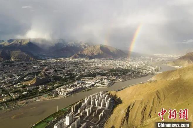 資料圖：海拔3600多米的高原城市拉薩迎來雨后彩虹。江飛波 攝