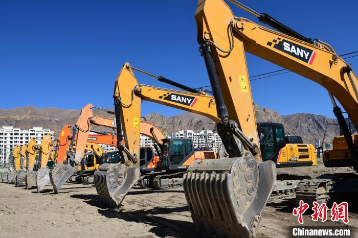 圖為人大附中拉薩學(xué)校開(kāi)工奠基儀式現(xiàn)場(chǎng)?！∝暩聛?lái)松 攝