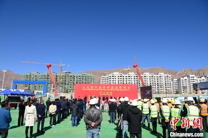 圖為人大附中拉薩學(xué)校開(kāi)工奠基儀式現(xiàn)場(chǎng)?！∝暩聛?lái)松 攝