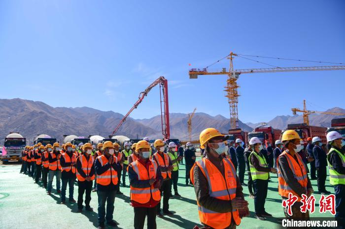 圖為人大附中拉薩學(xué)校開(kāi)工奠基儀式現(xiàn)場(chǎng)?！∝暩聛?lái)松 攝