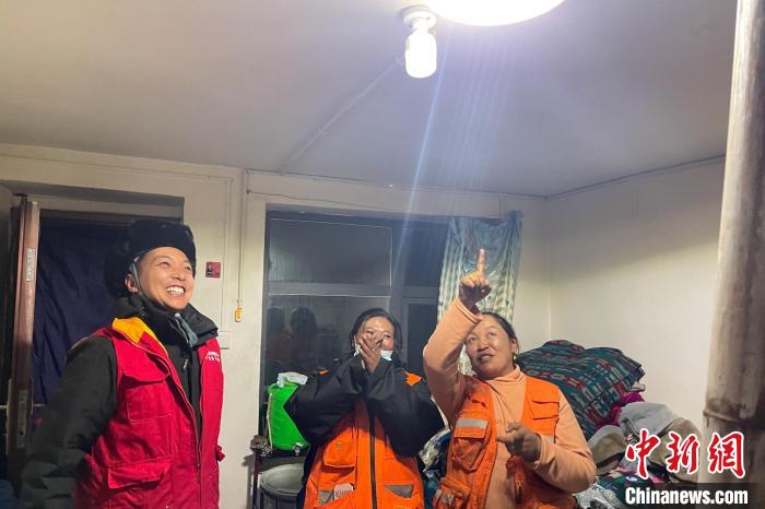 青藏公路109道班接入大網(wǎng)電?！?閆昱翰 　攝