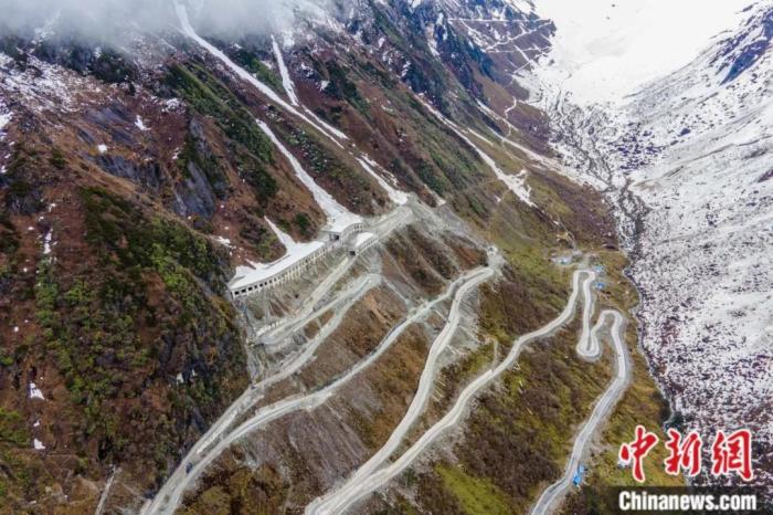 圖為嘎隆拉隧道南段，穿過該隧道后便正式進(jìn)入了墨脫縣范圍。