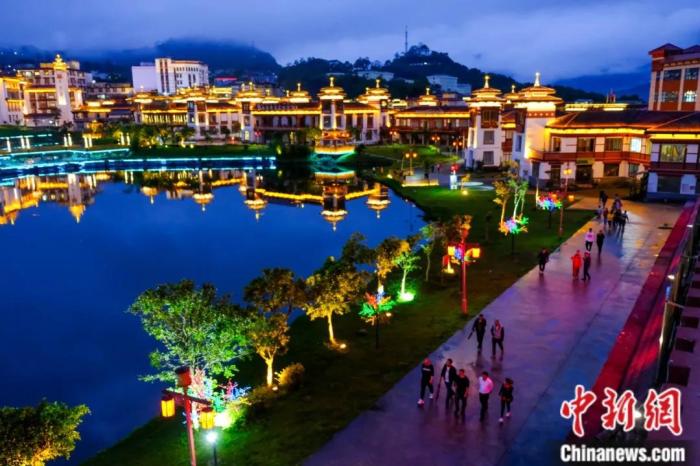墨脫入夜，華燈初上，昔日“高原孤島”如今日漸繁華。