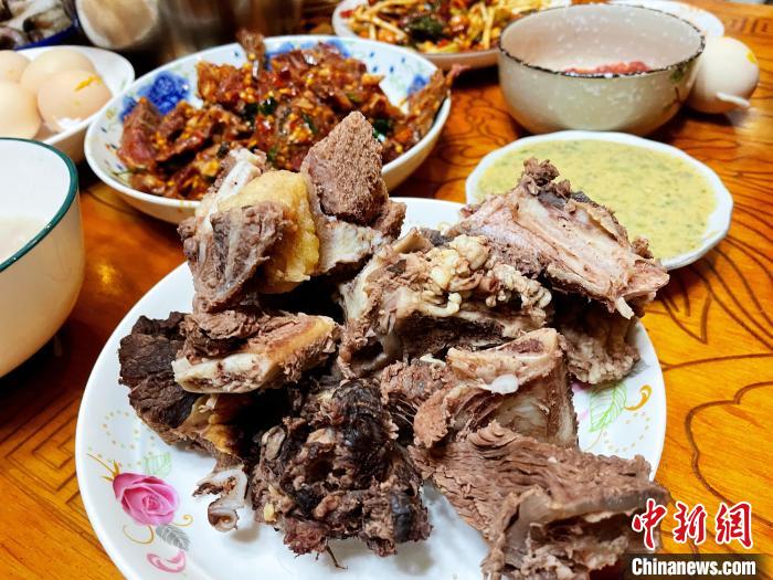 圖為除夕之夜的大餐?！∪轿木?攝