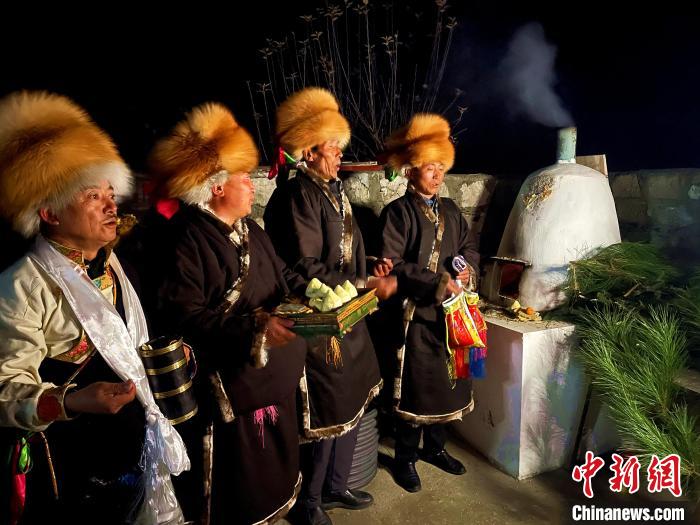 圖為除夕之夜進(jìn)行的驅(qū)鬼儀式?！∪轿木?攝