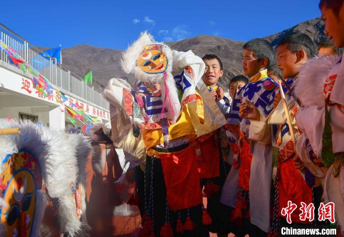 圖為加查縣安繞鎮(zhèn)小學(xué)學(xué)生在試穿藏戲面具。　貢嘎來(lái)松 攝
