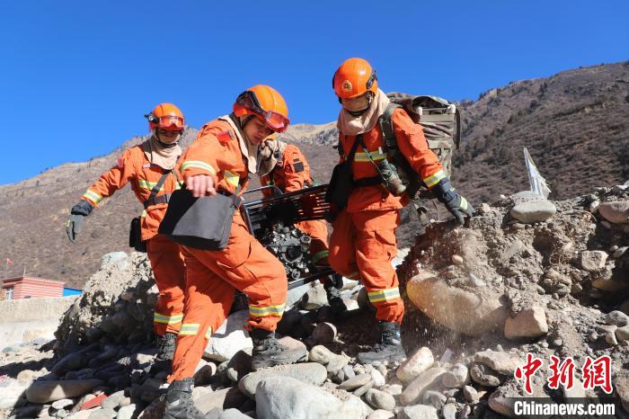 圖為參訓(xùn)消防指戰(zhàn)員密切配合進(jìn)行訓(xùn)練。　昌都市森林消防支隊(duì)江達(dá)縣中隊(duì) 攝