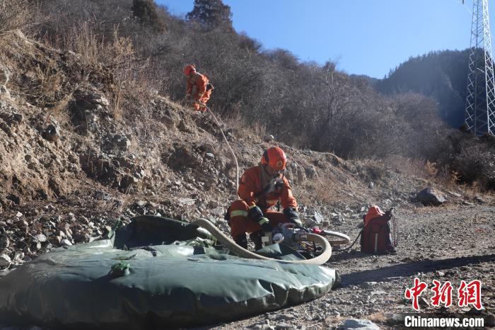 圖為參訓(xùn)消防指戰(zhàn)員架設(shè)蓄水池?！〔际猩窒乐ш?duì)江達(dá)縣中隊(duì) 攝