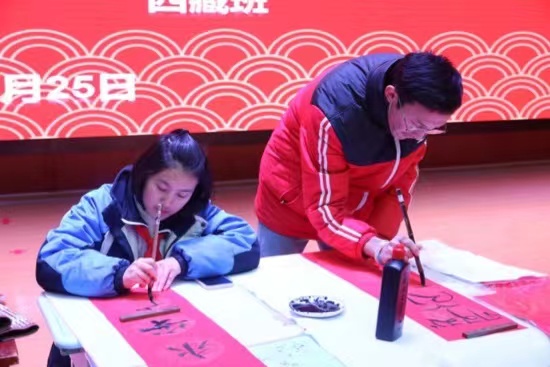 現(xiàn)場(chǎng)書(shū)寫(xiě)春聯(lián)。梁超攝