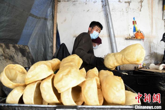 圖為拉薩手藝人制作藏歷新年供品“德卡”?！∝暩聛硭?攝