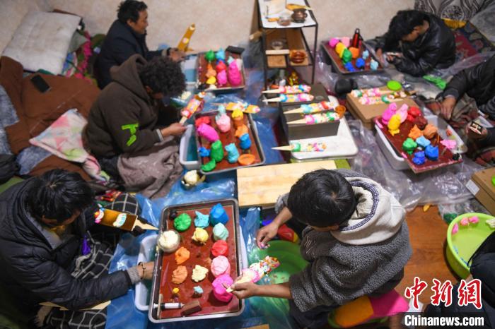 圖為拉薩手藝人制作年貨酥油花?！∝暩聛硭?攝