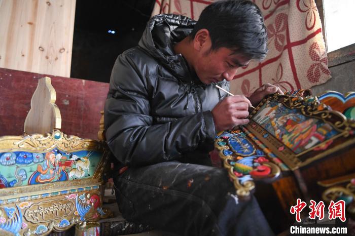 圖為拉薩手藝人制作年貨“切瑪盒”?！∝暩聛硭?攝