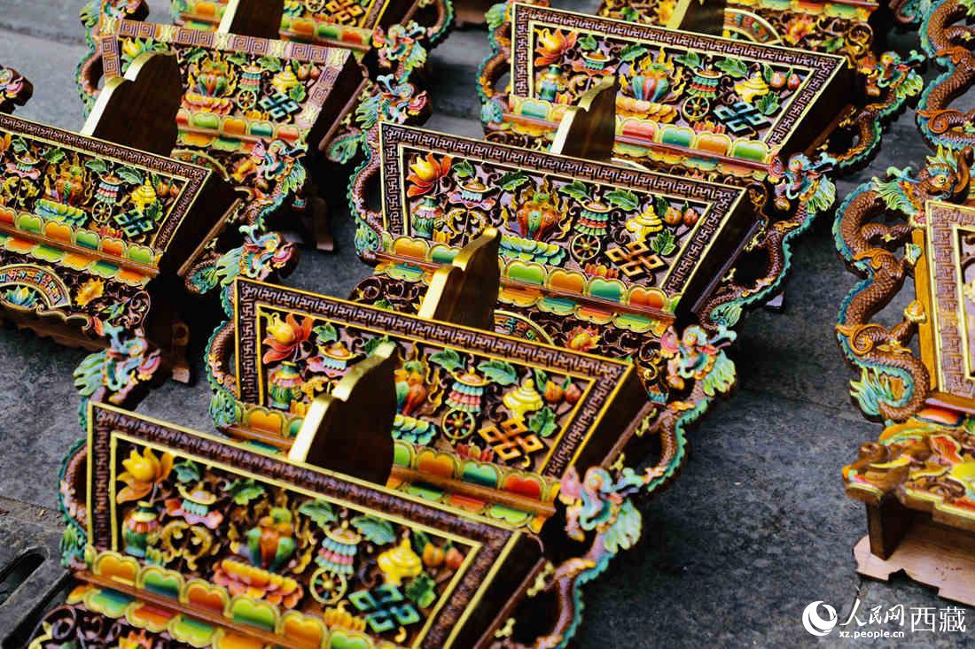 年貨市場(chǎng)上的切瑪盒。（切瑪盒是藏歷新年吉祥物，是在精制斗型木盒中用隔板分開(kāi)，分別盛入炒麥粒和糌粑，插上“仔卓”，象征著人壽年豐、吉祥如意。）人民網(wǎng) 次仁羅布攝