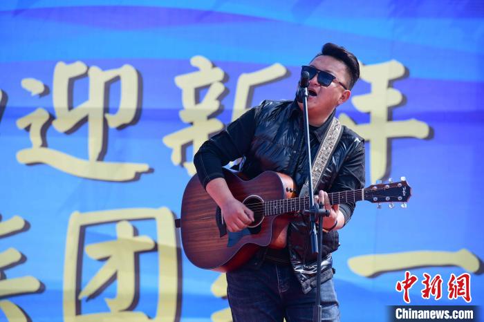 圖為文藝匯演現(xiàn)場(chǎng)?！∝暩聛?lái)松 攝