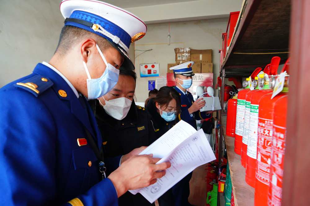 檢查消防器材。圖片由那曲消防提供