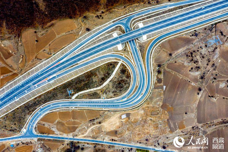 拉林高等級公路。徐馭堯攝