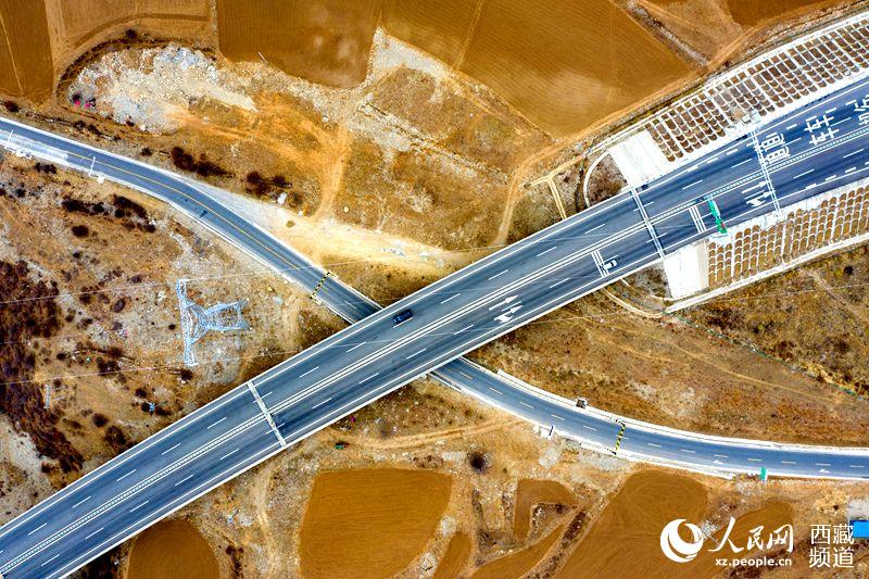 拉林高等級公路。徐馭堯攝