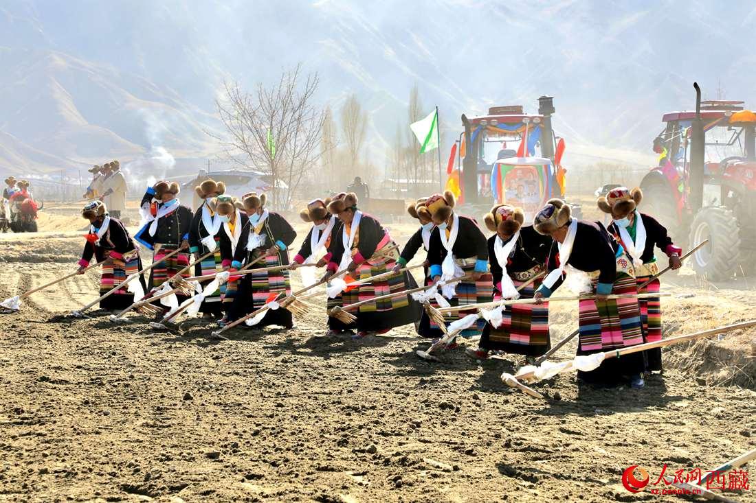 當(dāng)?shù)卮迕裆碇?jié)日盛裝，舉行春耕儀式。人民網(wǎng) 次仁羅布攝