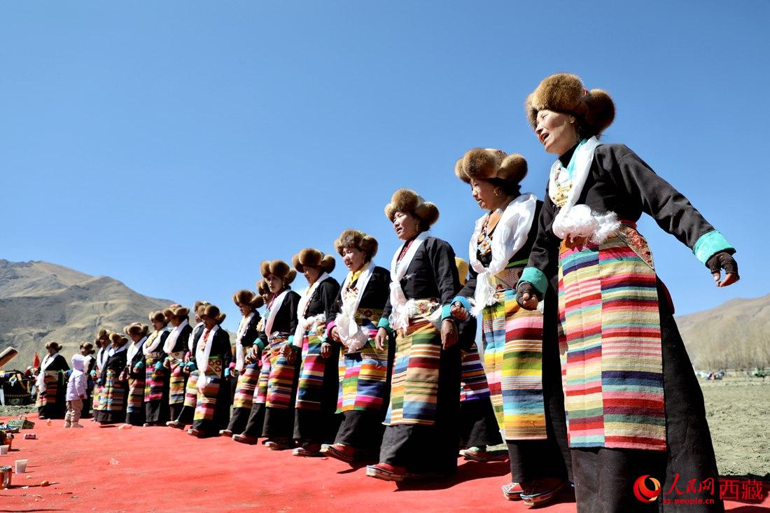 儀式結(jié)束后，農(nóng)田上仍洋溢著喜慶氣氛，村民們邊唱邊跳起了鍋莊舞。人民網(wǎng) 次仁羅布攝