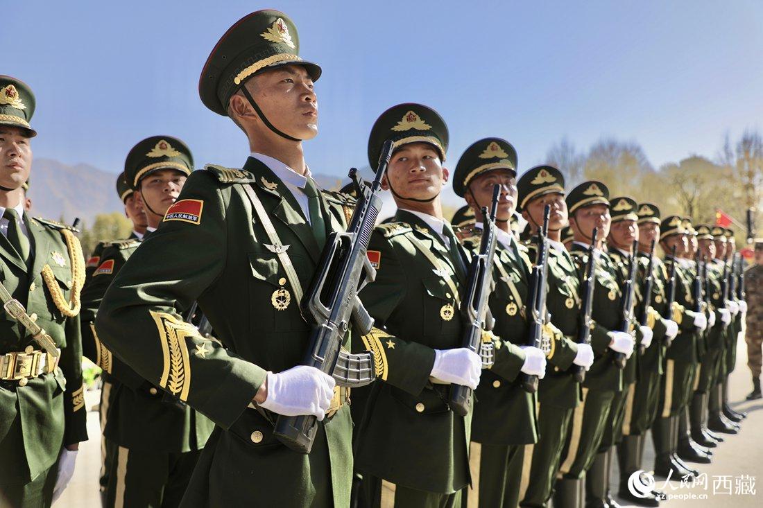 國旗護(hù)衛(wèi)隊(duì)隊(duì)員。人民網(wǎng)次仁羅布 攝