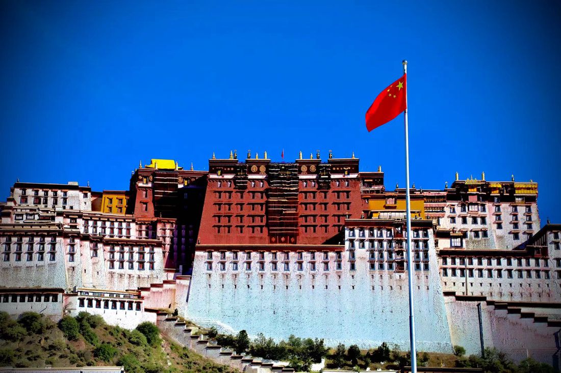 五星紅旗迎風(fēng)飄揚(yáng)。人民網(wǎng) 次仁羅布攝