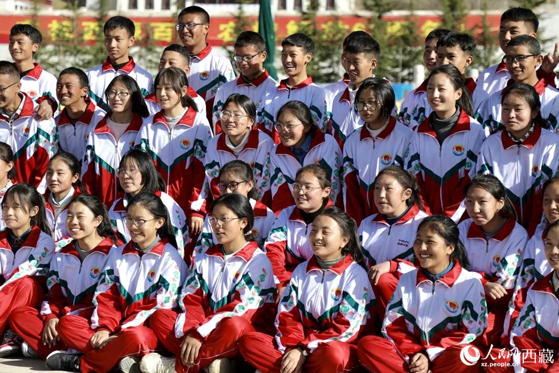 學(xué)生代表們合影留念。人民網(wǎng) 次仁羅布攝