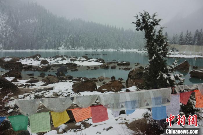 然烏湖春雪飄落?！∪轿木?攝