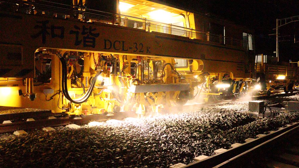 拉林鐵路迎來“大黃蜂”。祁國慶攝