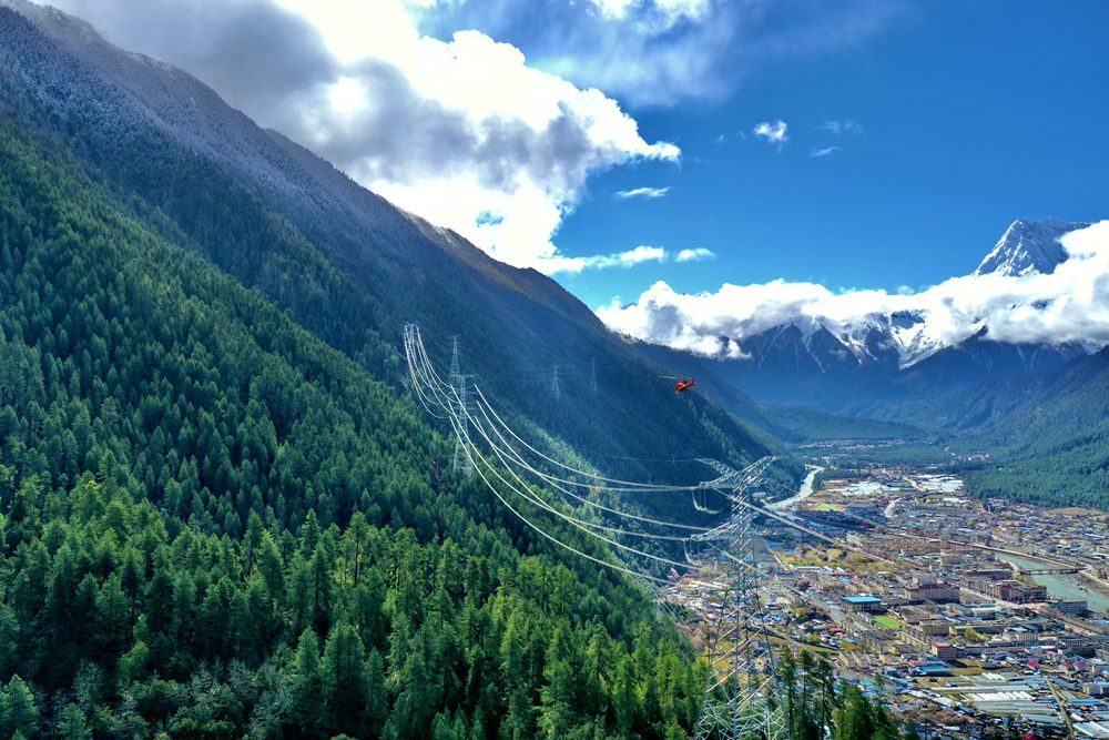 對(duì)波林線進(jìn)行巡視檢查。閆昱翰攝