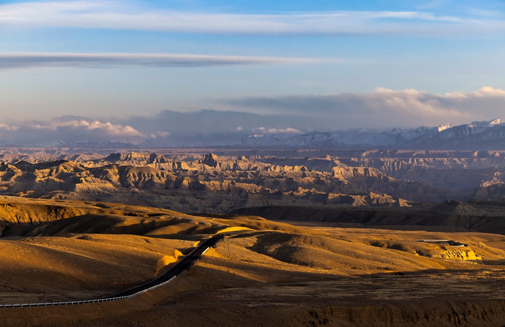 換個(gè)角度看土林。貢覺(jué)群培攝