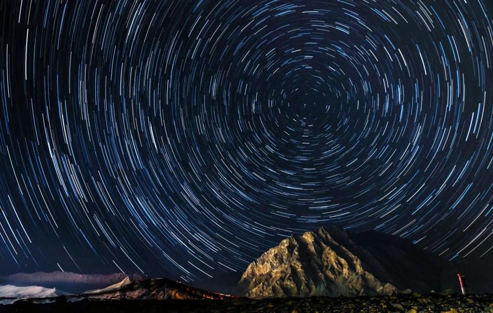 微微風簇浪，散作滿河星。貢覺群培攝