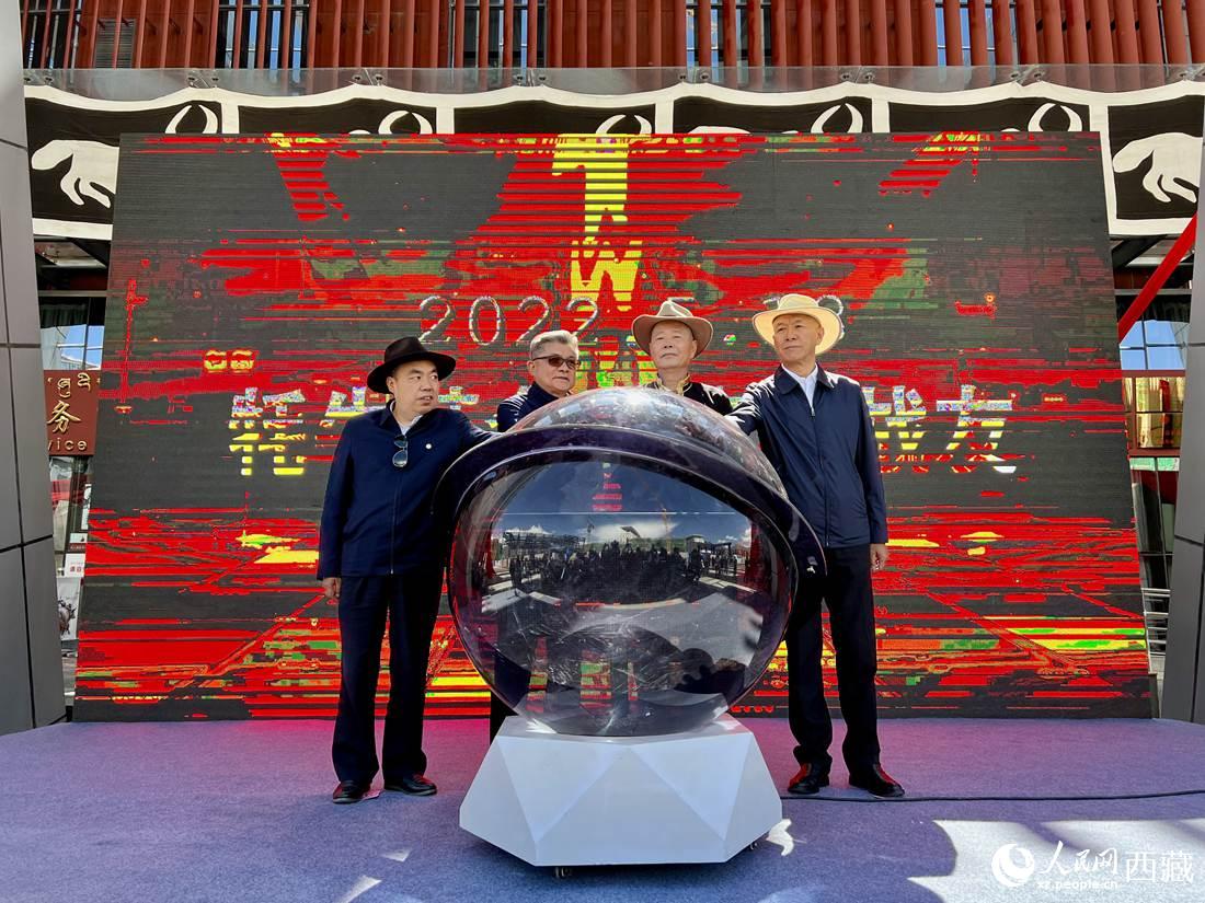 《牦牛革命》《無(wú)言的戰(zhàn)友》紅色群雕揭幕儀式。人民網(wǎng) 次仁羅布攝