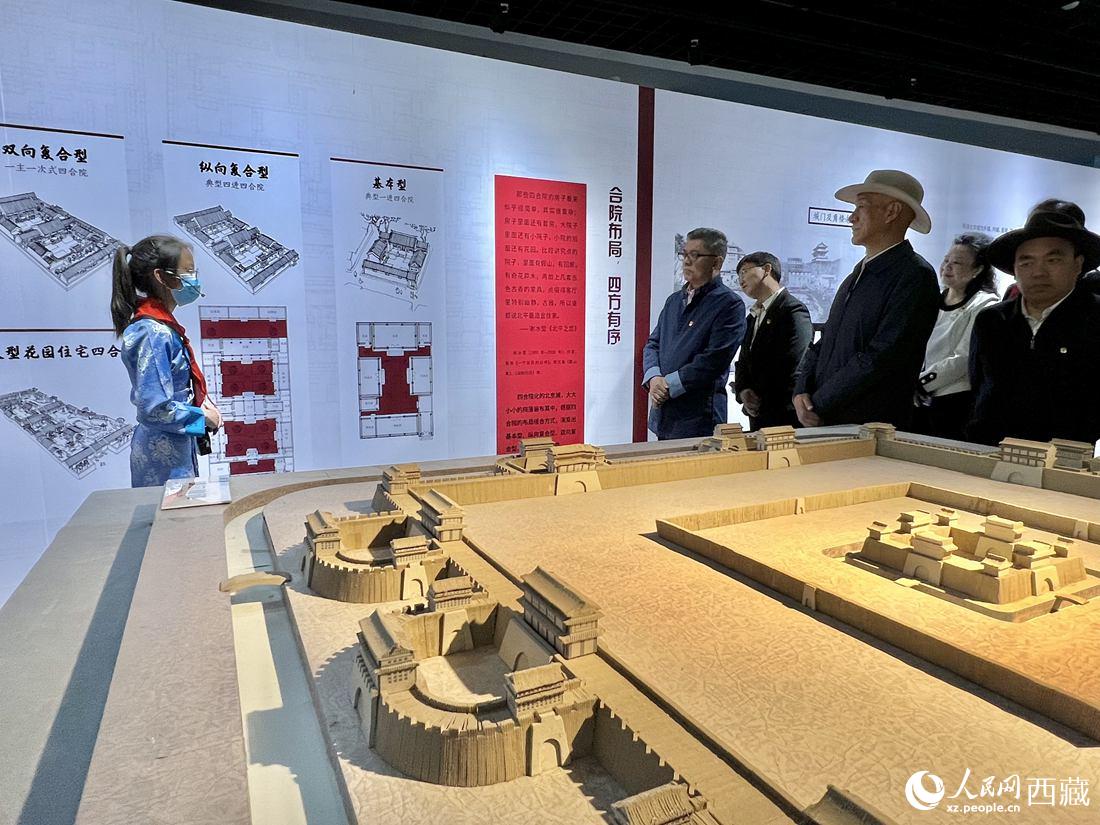 參觀人員認(rèn)真聆聽講解員的解說(shuō)。人民網(wǎng) 次仁羅布攝