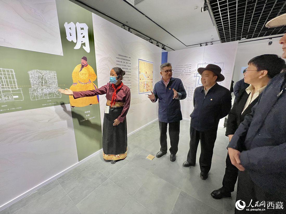 拉薩市北京實(shí)驗(yàn)中學(xué)的學(xué)生講解員進(jìn)行講解。人民網(wǎng) 次仁羅布攝